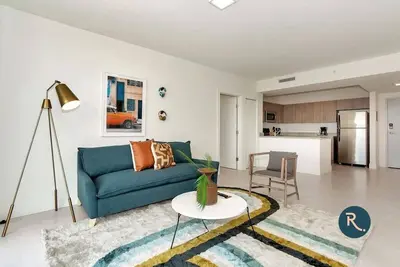 Image de Minutes from Miracle Mile | Roami at Grove 27