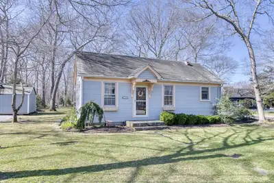 Image de New Listing Charming North Fork home w\/ Guest House & Private Bay Beach access! !