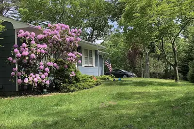 Image de Five minutes to beaches, parks, waterfront, dining and downtown shopping.