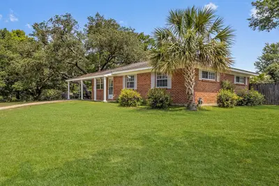 Image de Gulf View Place - 3 1/2 Minute Walk To East Beach! 1. 7 Miles To Center Of Town!
