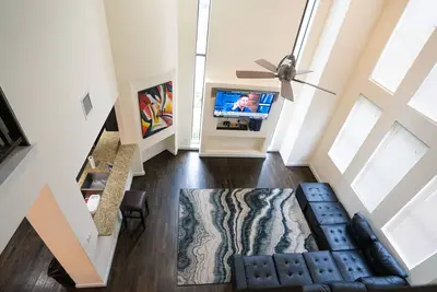 Image de Luxury Modern 4-Story Gem Downtown With Free parking And Wifi