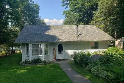 Image de Waterfront cottage with sandy entrance!