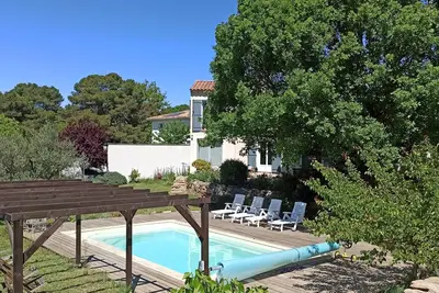 Image de piscine privée - climatisation - grand jardin ombragé