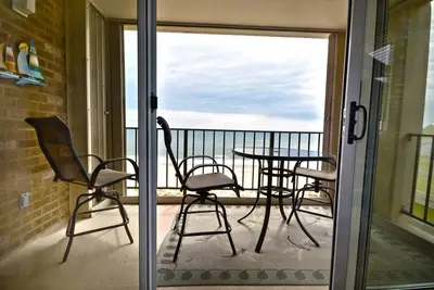 Image de Comfortable 2 bedroom oceanfront condo with free WiFi, an outdoor pool, and balcony with an amazing ocean view located midtown just steps to the beach!