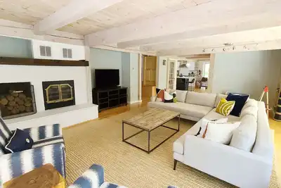 Image de Spacious 4bd--A/C, Screen Porch & Deck, Quiet Setting, Walk to Duck Pond