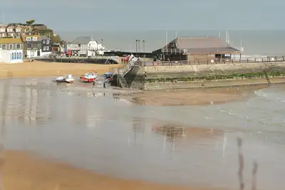 Image de 4 bed seaside let with parking\nCentral Broadstairs