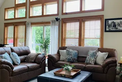 Image de Beautiful mountain house with incredible views of the Pocono mountains.