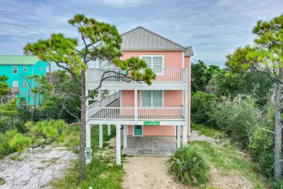 Image de Fully Renovated! Gulf And Bay views! Inground Heated Pool! 2 min walk to beach!