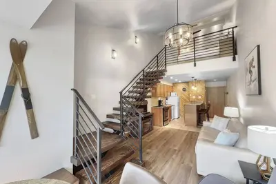 Image de Updated 2022 Studio, Prime Location in Center Village - Cj303