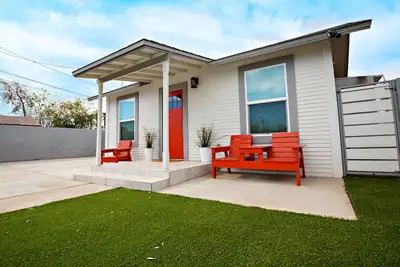 Spec-Taco-lar Guest House in Central Phoenix