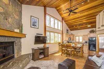 Image de Walk to Lifts | Cozy 3br Condo in Big Sky | Centrally Located For Summer Fun