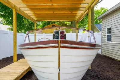 Image de Superior 21 Properties · 1955 Chris Craft Backyard! South Haven 3bd3bth
