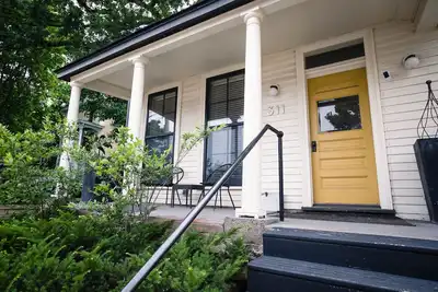 Image de Modern Elegance & Historic Charm W7th / Dt Stp South Unit