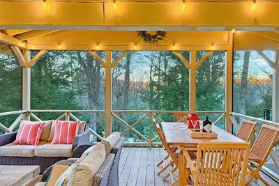 Image de Charming Highlands Retreat – Fire pit, Fireplaces, Screened Porch, Ideal Escape!