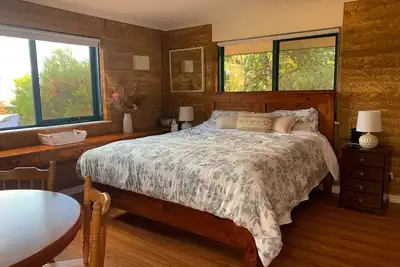 Image de Cosy cottage on rural property 10 minutes from Kyneton's restaurants.