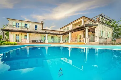 Villa de luxe 4 chambres avec piscine, sauna attenant et vue imprenable sur la mer et la forêt