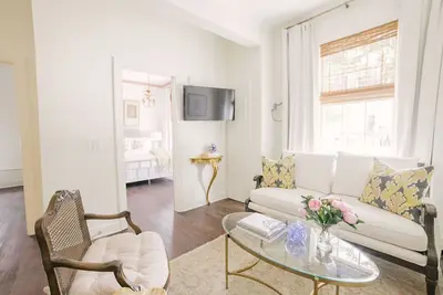 Image de Charming 2br/2ba Apartment 1 Block to King St. Guesthouse Charleston East 42 A
