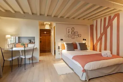 Image de Studio Couleur Corail – Havre de paix & cour partagée – Honfleur centre