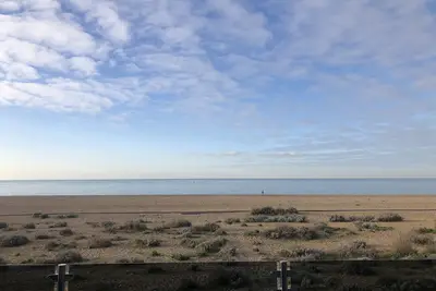 Image de Detached house on Shoreham Beach with private garden and balcony.