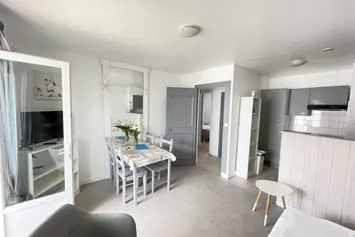 Image de Maison au coeur du village, patio et parking privés, 3 minutes à pieds du marché