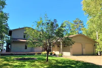 Image de Magnificent 5 bedroom retreat home with beautiful sand beach on Whitefish Lake
