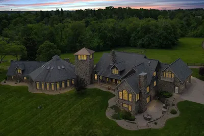 Image de Grace and Grandeur: The Stables Estate