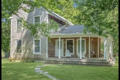 Image de Classic East Hampton  beach cottage