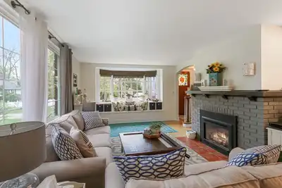 Image de 2 Blks to Lake, then 2 Blks to Dwntwn, Huge Yard!