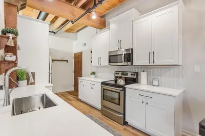 Image de Downtown Water View Private Balcony! 2 bedroom 1 bath w/ large jacuzzi tub