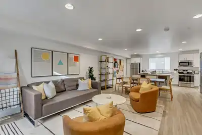 Image de Supreme Urban Adventurers' Townhouse 2 Suites/2. 5ba +Garage\n
