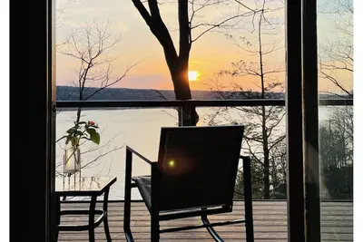 Image de Mid-Century modern Lakeview Stay