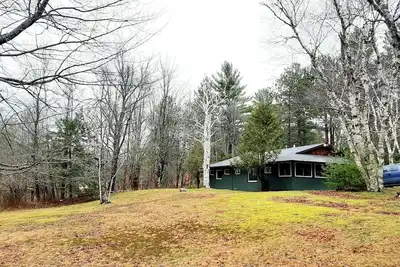 Image de Enjoy the magic of the Adirondacks that awaits you at the Iron Peaks Lodge.