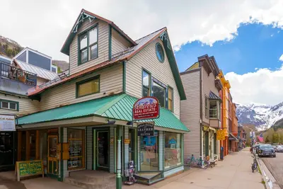 Image de Charming mountain condo with incredible location above main street & WiFi