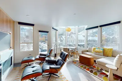 Image de Mountain-view, dog-friendly penthouse with fireplace - walk to gondola & Main St