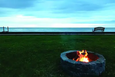 Image de Lighthouse Cove Lakefront Cottage with Canal Dock