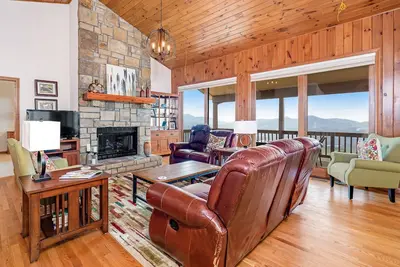Image de Mountain Perch Near Town W/ Scenic Deck, Free WiFi, Full Kitchen & Fire Table