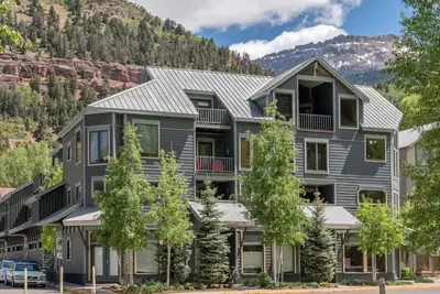 Image de Mountain-view condo with fireplace, hot tub & updated kitchen - walk to lifts