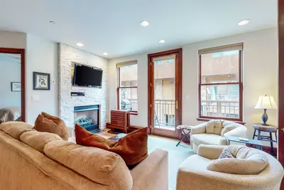 Image de Superb condo with fireplace & grill - walk to lifts
