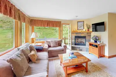 Image de Ski-in/out condo with mountain views, fireplace, pool & hot tub