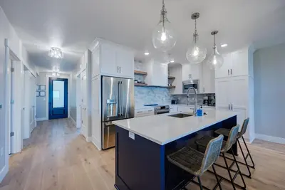 Image de New Condo with Waterviews!