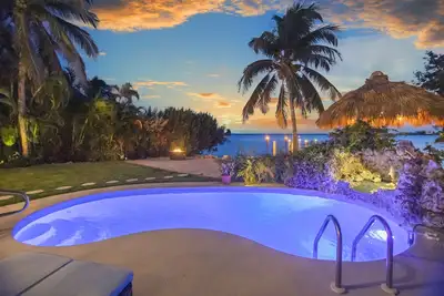 Image de Key West Beach House with heated pool, tiki, and dock. ♿︎