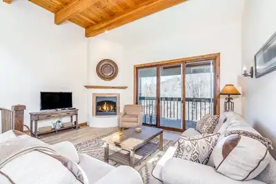Image de River-view condo with fireplace & hot tub - walk to gondola & Main St