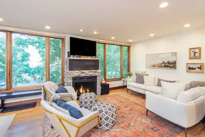 Image de Ski-view condo with deck, fireplace & hot tubs - walk to gondola