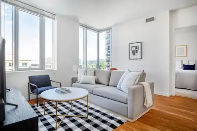 Image de Roomy Downtown Bellevue 2br w/ Gym, W/D, near shops, by Blueground