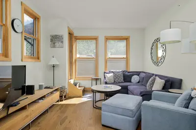 Image de Downtown condo with rooftop deck, mountain views & W/D - walk everywhere