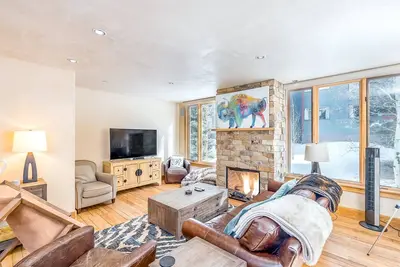 Image de Downtown condo with mountain view, fireplace, deck & W/D - walk to slopes