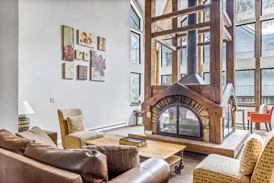 Image de Two-story condo with hot tub, mountain view, grills, and washer/dryer