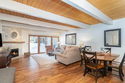 Image de Condo with fireplace, laundry & hot tubs - walk to gondola & Main St