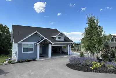 Image de Blue Lake Retreat - fully-landscaped home sits on 2nd tee of Bear Lake G. C.