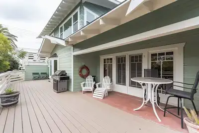 Image de Close to the beach, train and all the downtown fun!